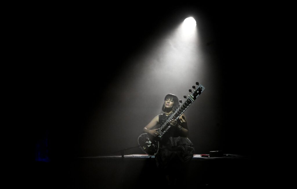 Anoushka Shankar met sitar in een spotlight op het podium van Massey Hall, Toronto
